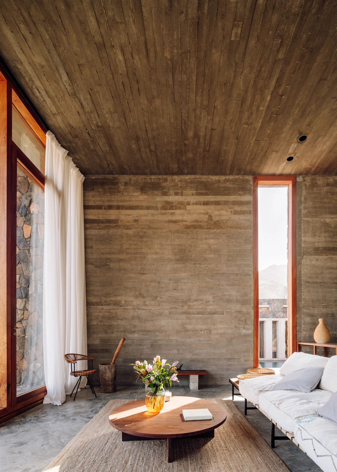 Luxury villas Cabo Verde, living room with concrete walls and wooden ceiling, São Vicente