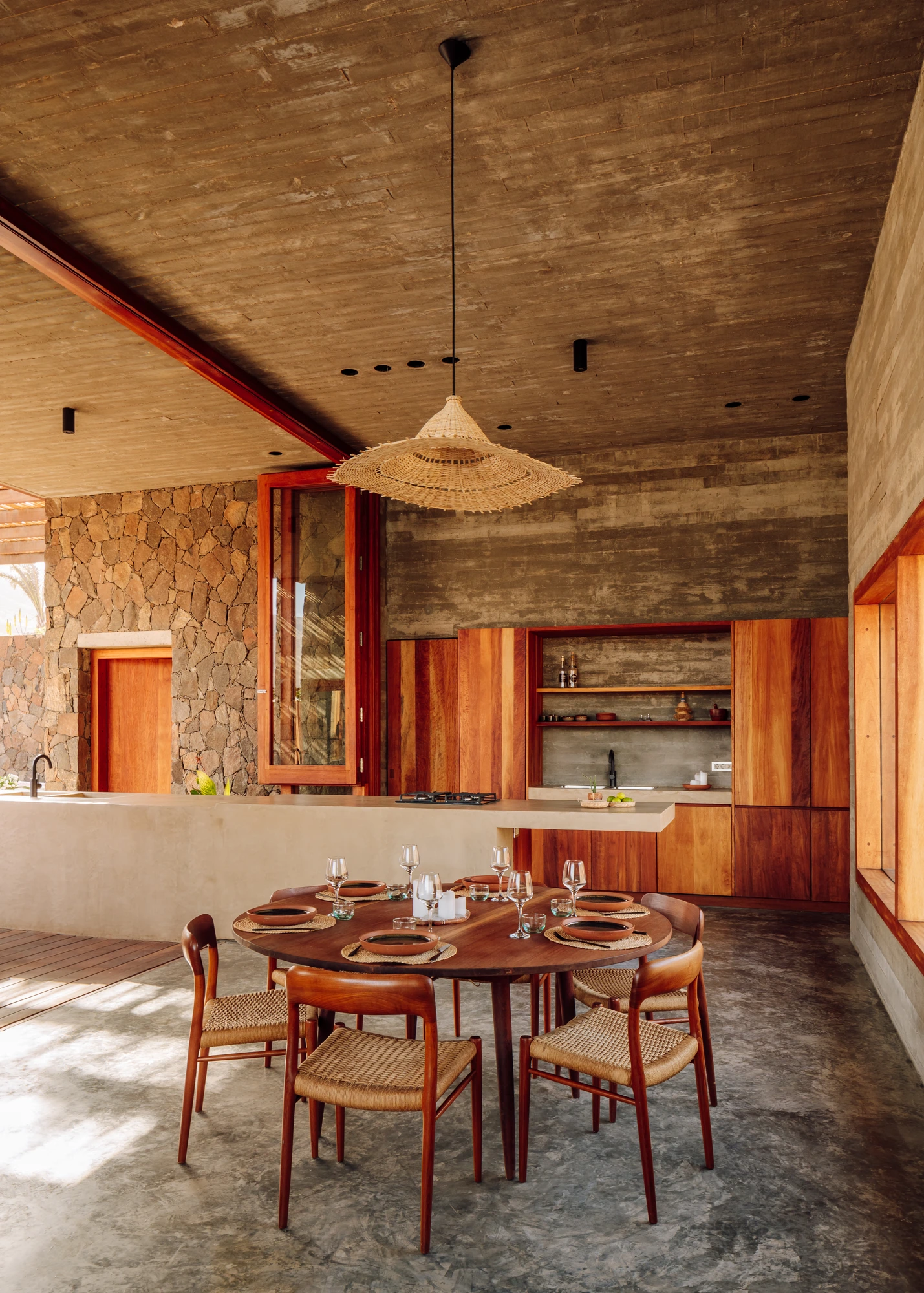 Villa rental São Vicente, outdoor kitchen and pergola with courtyard pool